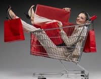 Mulher dentro de carrinho de compras segurando sacolas