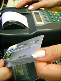 Máquina passando cartão bancário