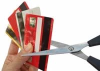 Tesoura cortando cartões de banco