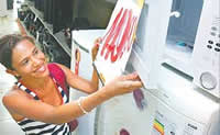 Vendedora mostrando produto de mostruário